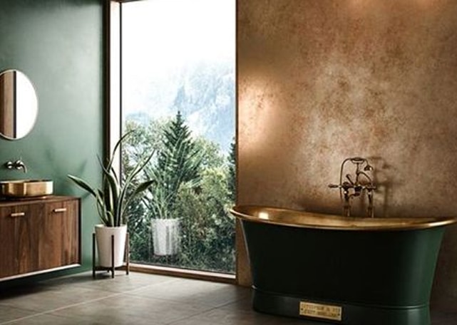 Déco Salle de Bain Luxueuse : Baignoire Verte et Mur Cuivré Salle de bain luxueuse avec baignoire verte et dorée, mur effet cuivre, meuble bois et vue sur la forêt.